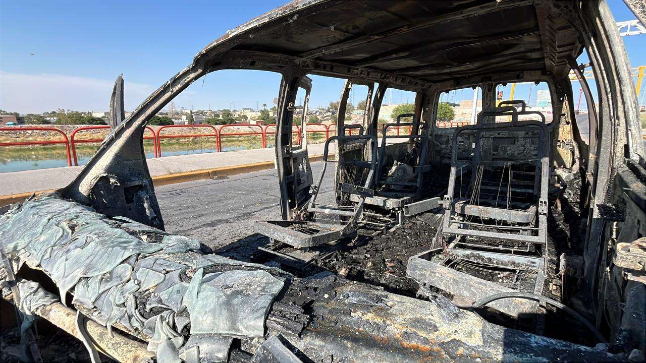 Se incendia camioneta sobre el bulevar Zaragoza; conductor resulta ileso