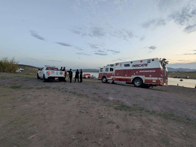 Rescatan a tres luego de hundirse lancha en la presa Chihuahua