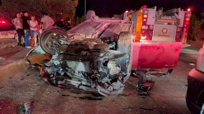 Deja volcadura cuatro heridos en la Vialidad Sacramento
