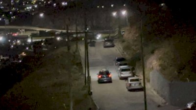 Usan carril como estacionamiento en el Cerro Coronel