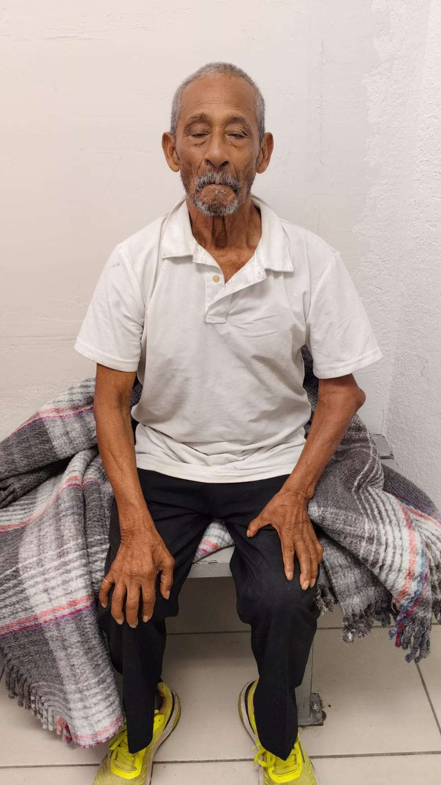 Solicitan apoyo para localizar a familia de adulto extraviado