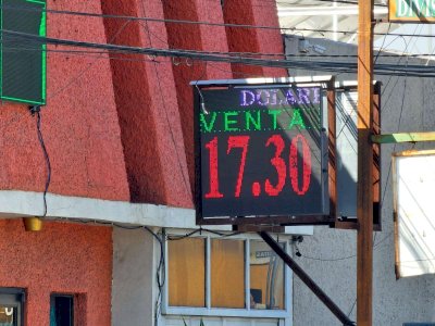 Baja el dólar a $17.30 en Divisas Internacionales 