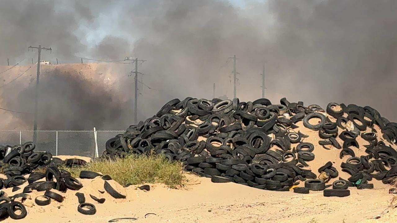 Se quema de nuevo confinamiento de llantas a un lado del Relleno Sanitario 