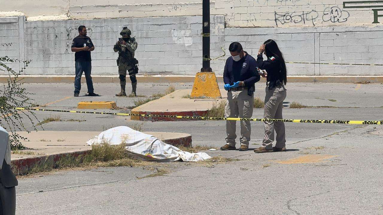 Encuentran a hombre muerto en estacionamiento