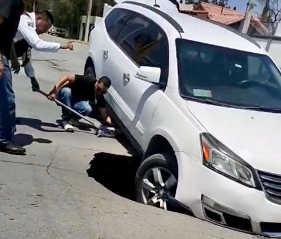 Cae camioneta a Socavón en la Avenida de El Charro