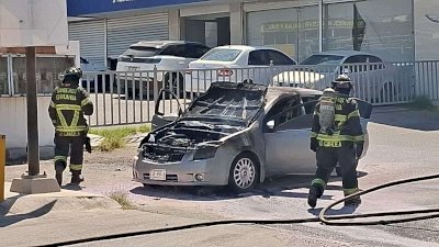 Consume incendio vehículo en el Periférico de la Juventud