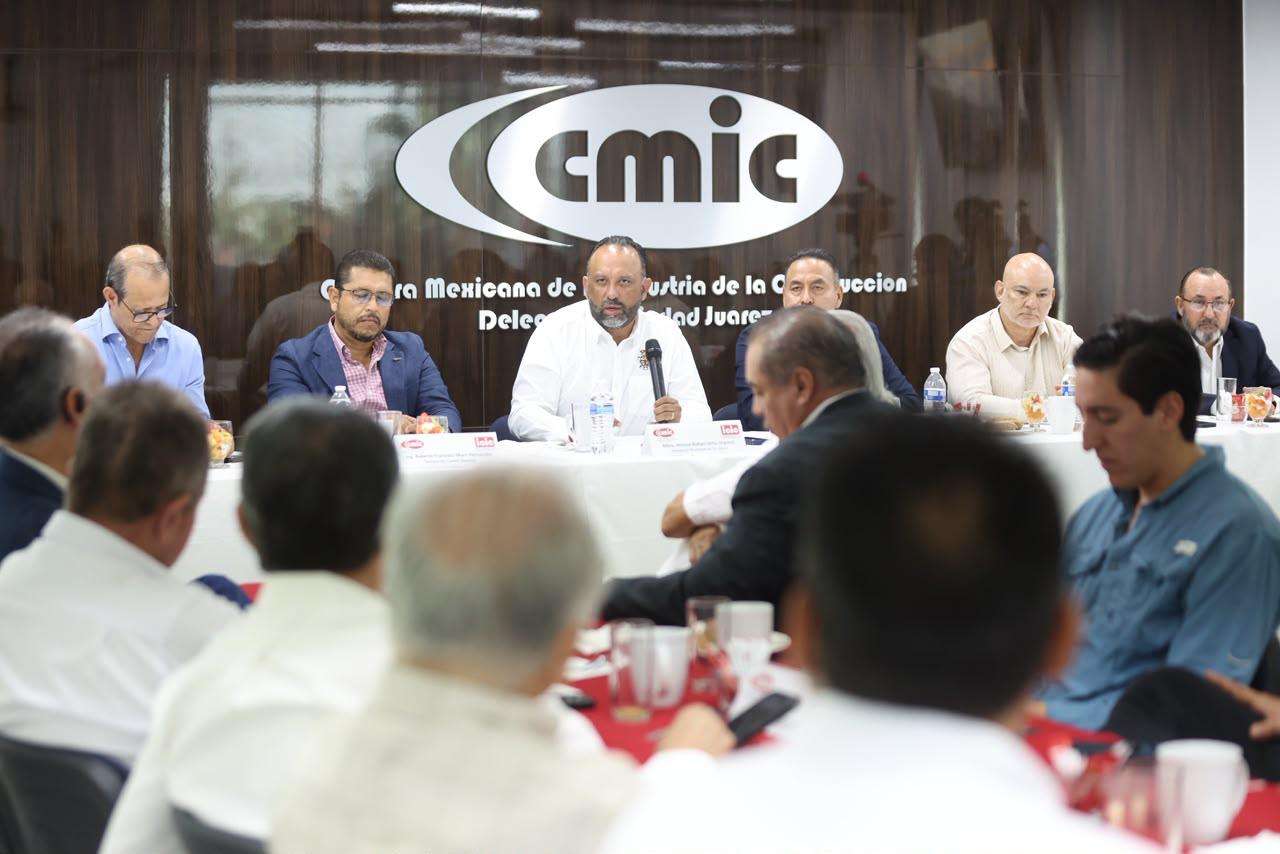 Garantiza alcalde continuidad de obras ante socios de Cámara de la Construcción 