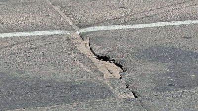 Persisten grietas y baches en avenida Agustín Melgar
