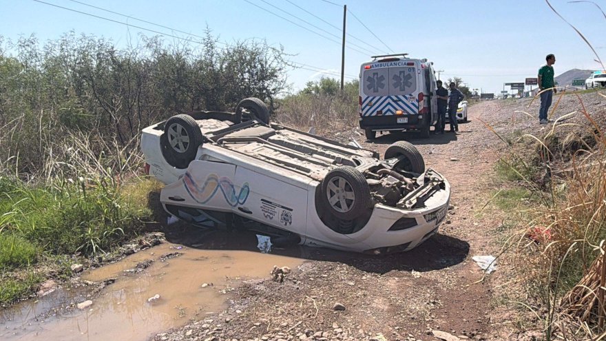 Vuelca vehículo del DIF Municipal en la carretera a Juárez