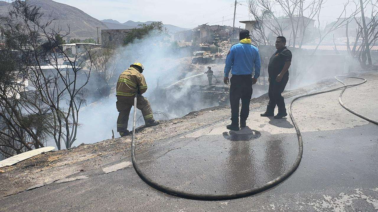 Incendio consume basura y tapias en la 16 de Septiembre 