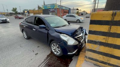 Impacta vehículo contra poste en la Juan Escutia 