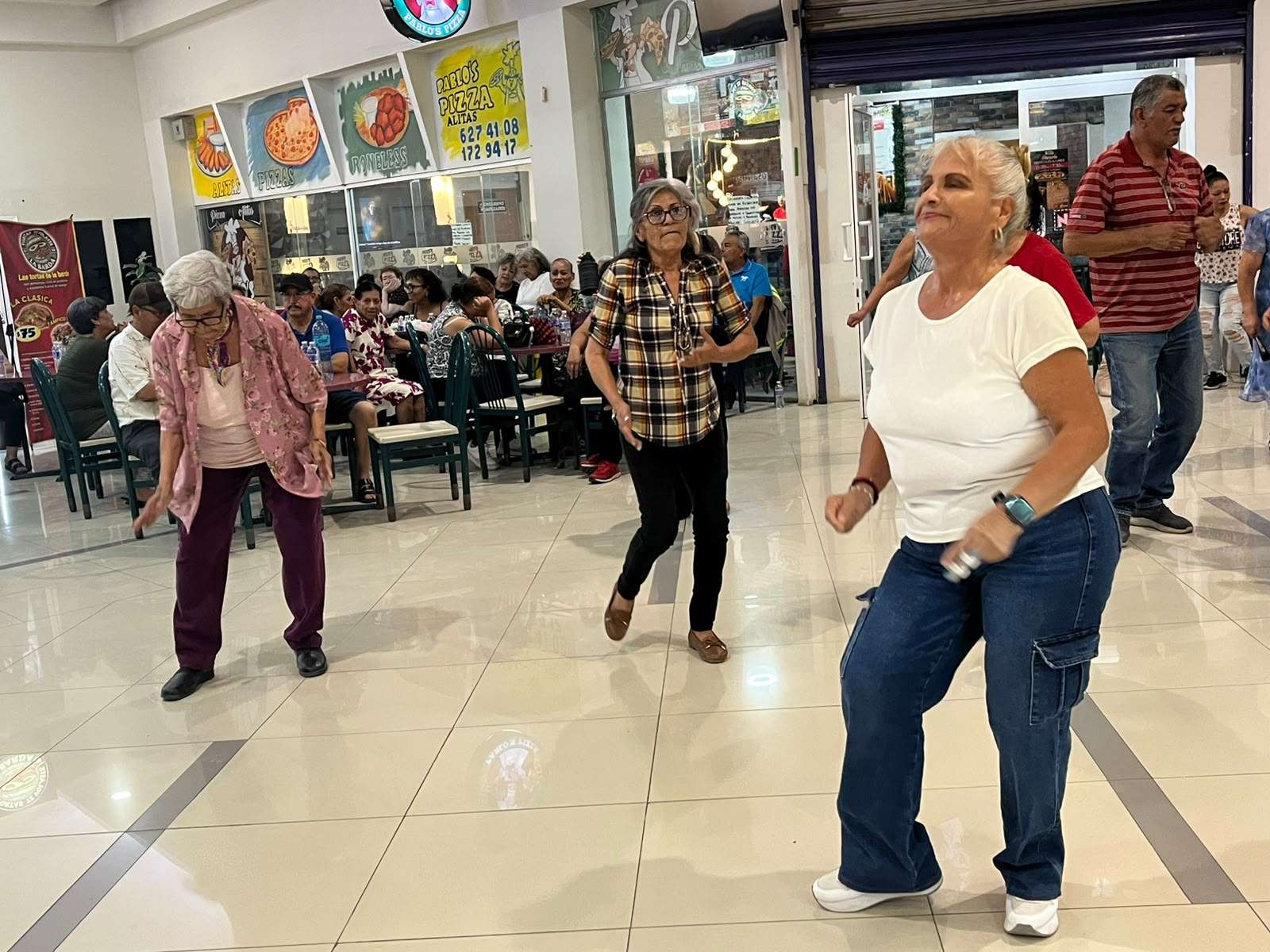 Convierten adultos mayores Plaza las Américas en punto de encuentro