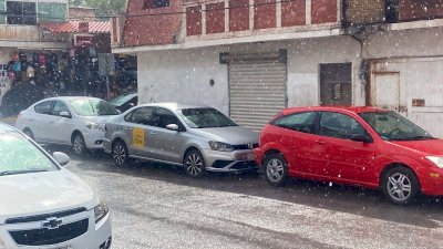 Cae fuerte lluvia en el centro de la ciudad