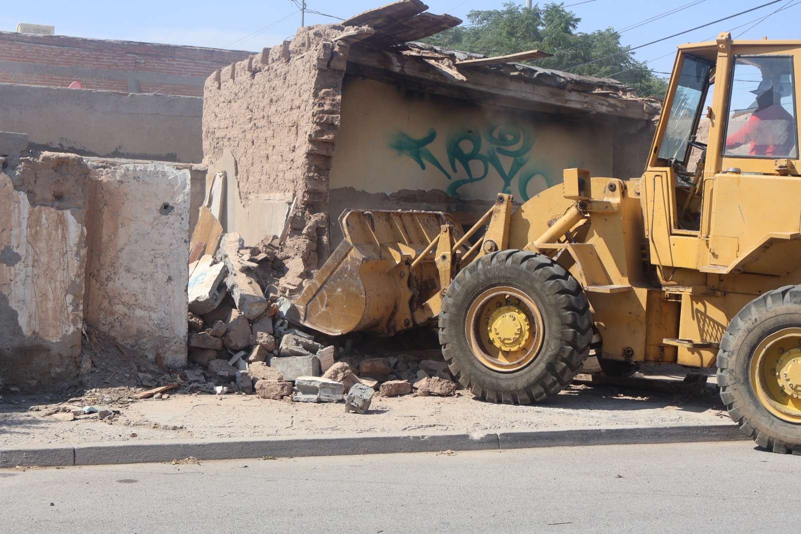 Realizan trabajos de demolición de dos fincas en la calle Ignacio Mejía