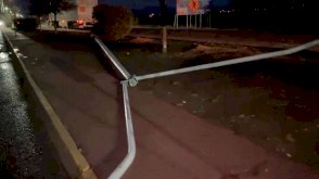 Derriba fuertes vientos luminaria en el Juan Pablo II