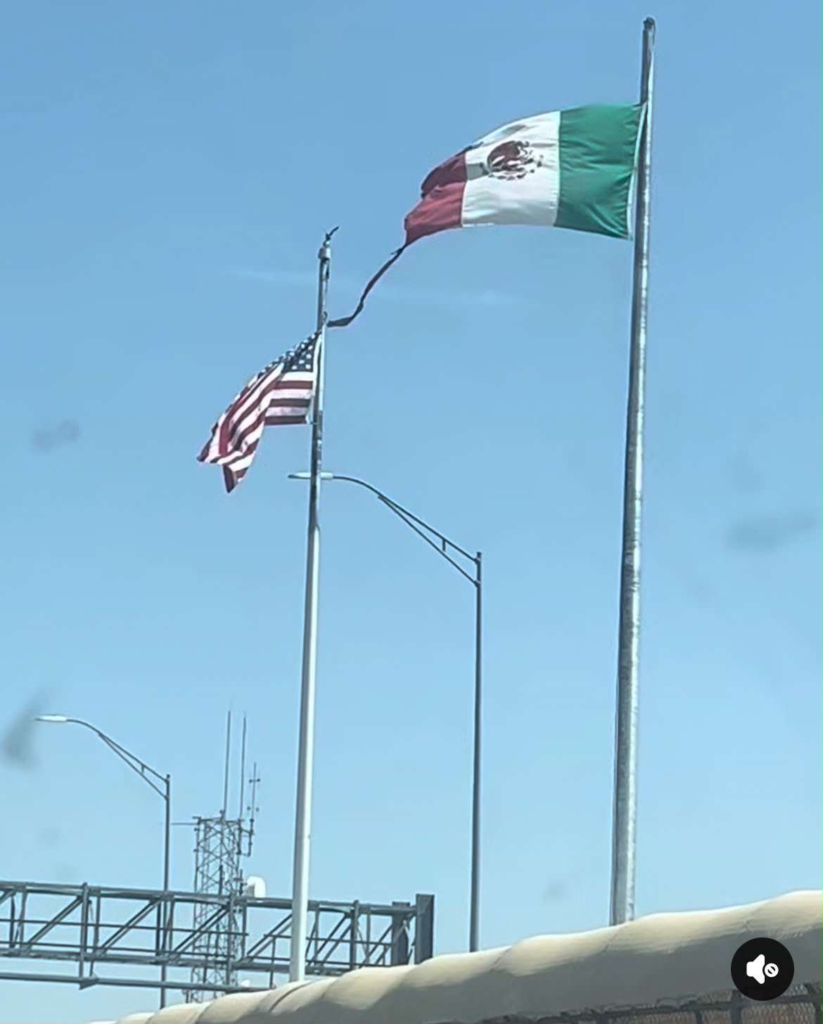 Piden reemplazar bandera de México dañada en el Puente Libre