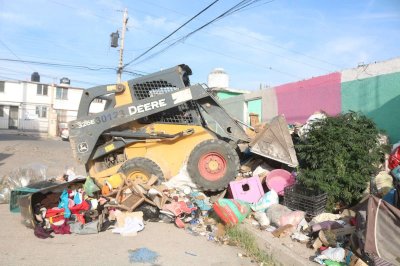 Retiran toneladas de basura de vivienda en la Diego Lucero
