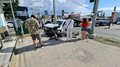 Choca contra vehículo por ignorar luz roja en la Vallarta