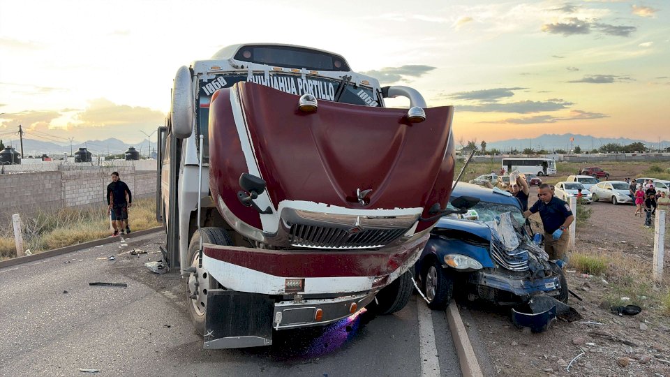 Deja 6 heridos fuerte choque entre camión urbano y auto
