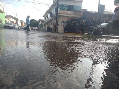Cae fuerte aguacero en el Centro 