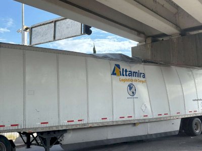 Queda tráiler atorado en puente de la Pacheco y Teófilo Borunda