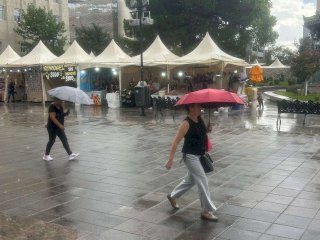 Refresca ligera lluvia la tarde en el centro de la ciudad