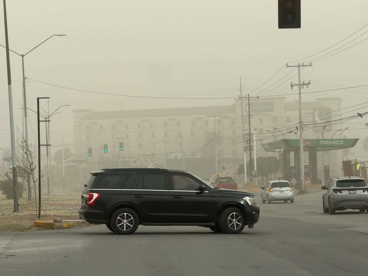 Azotan fuertes vientos la ciudad y levantan tolvaneras
