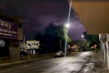 Cae lluvia en varias zonas de la ciudad; llaman a tomar precauciones 