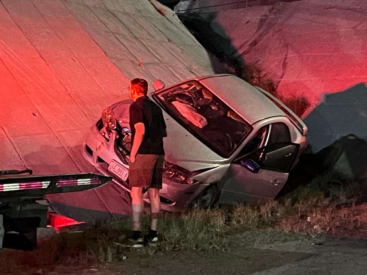 Joven cae con su vehículo desde el puente del trébol