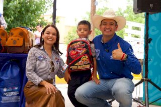 Realiza Alcalde primera entrega de mochilas del Reto Útil en El Sauz 
