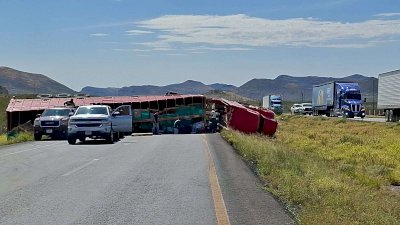 Vuelca tráiler cargado con cerámica en carretera a Delicias