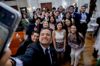 Pide Bonilla a jóvenes poner su talento al servicio de Chihuahua