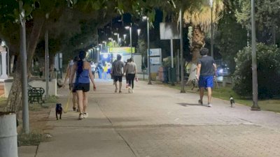 Disfrutan chihuahuenses de la Deportiva durante la noche