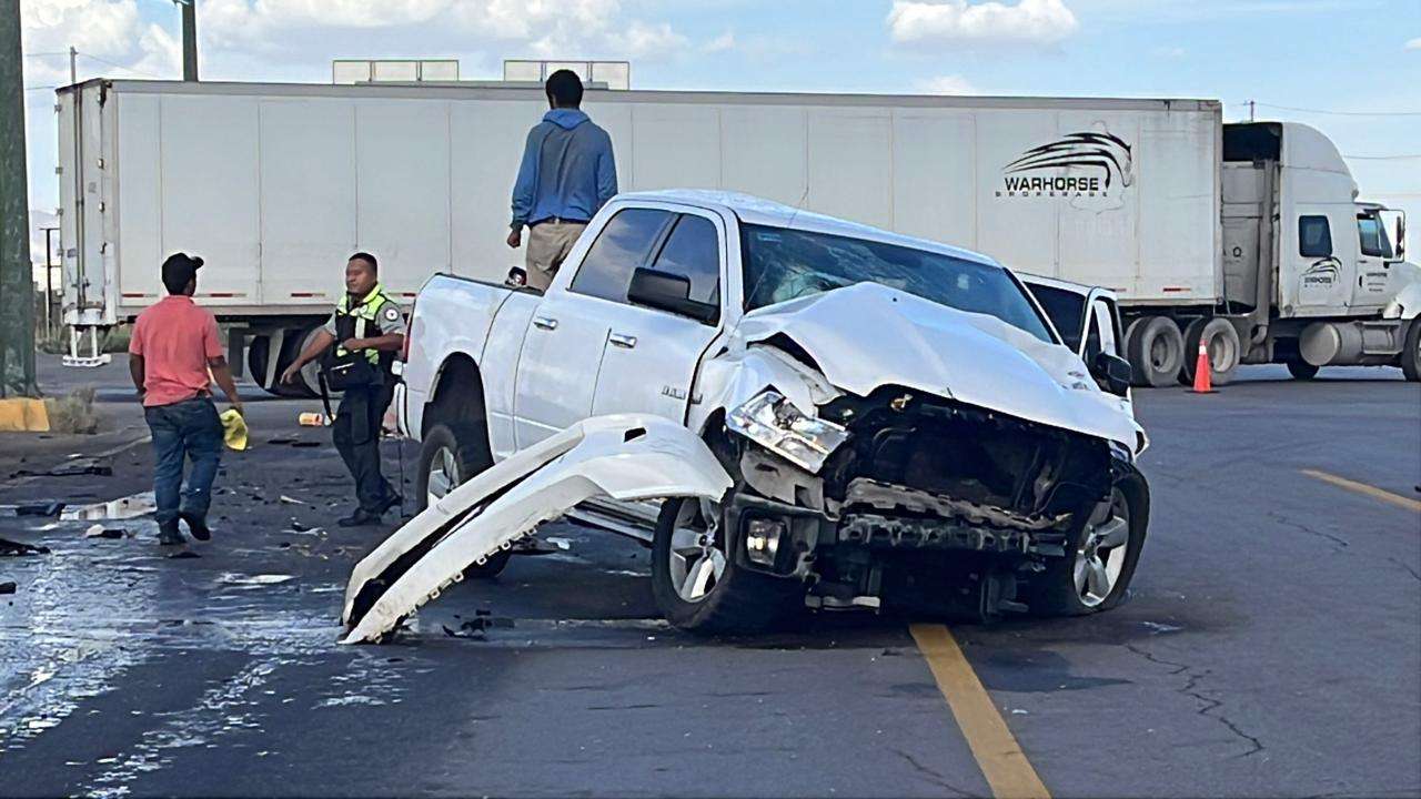 Deja choque entre pickup y tráiler varios lesionados en carretera Juárez-Casas Grandes