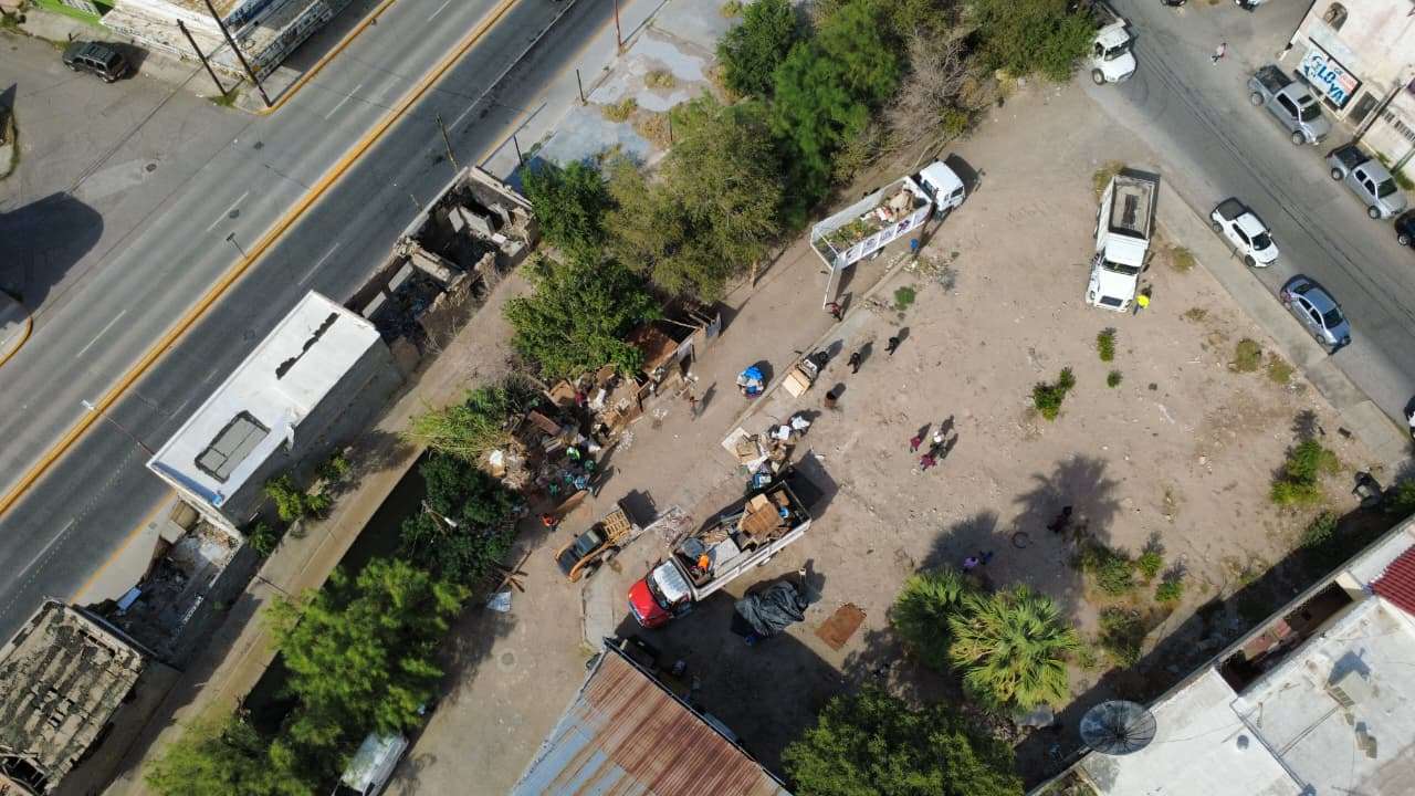 Retiran construcciones y limpian la zona centro