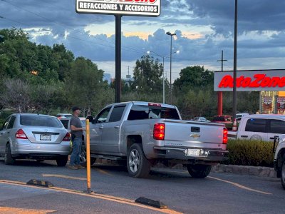 Le roban $155 mil al detenerse por una llanta ponchada