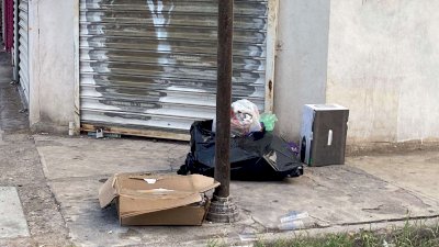 Se acumulan bolsas de basura en calles del centro 