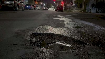 Reportan conductores enorme bache en la calle Josué Neri Santos