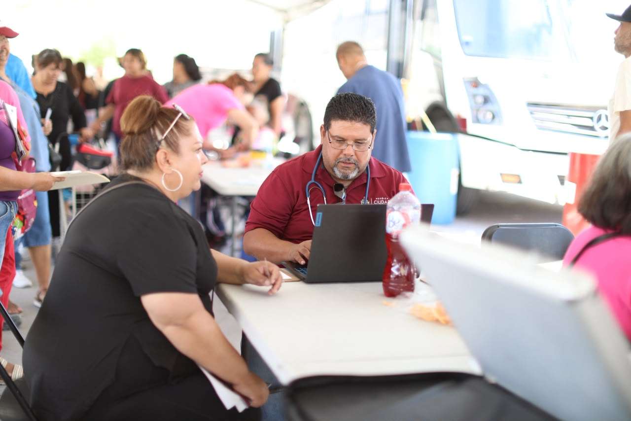 Ofrecen servicio médico gratuito en centros comunitarios