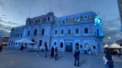 Disfrutan familias chihuahuesnes del clima agradable en el Centro Histórico 
