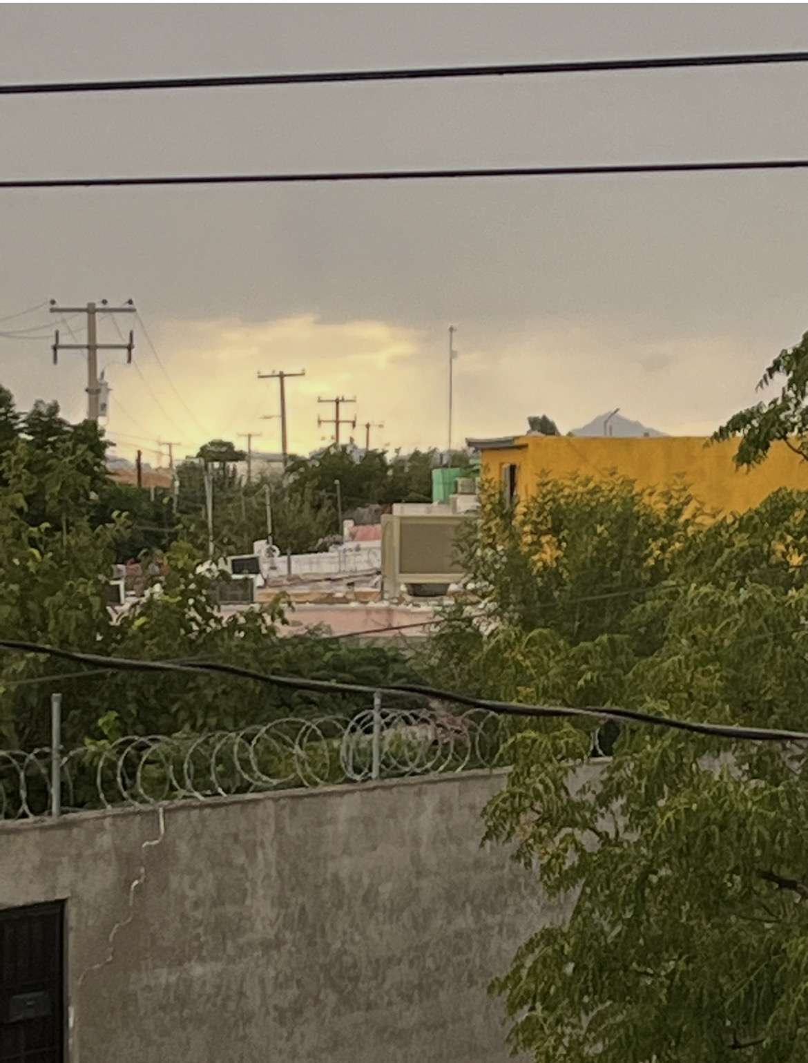 Cae fuerte aguacero tras ventarrón