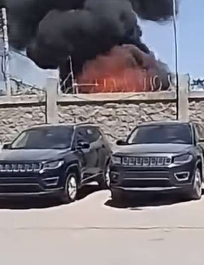 Incendio consume varios vehículos en un yonke de El Granjero