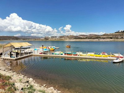 Disfrutan chihuahuenses el domingo en la Presa El Rejón