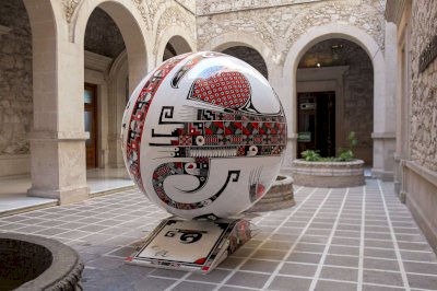Exhiben esfera gigante de cerámica de Mata Ortiz en Palacio 
