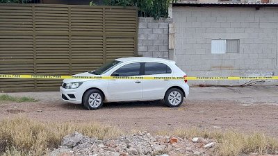 Se llevan 10 mil pesos y abandonan vehículo robado en la Inalámbrica