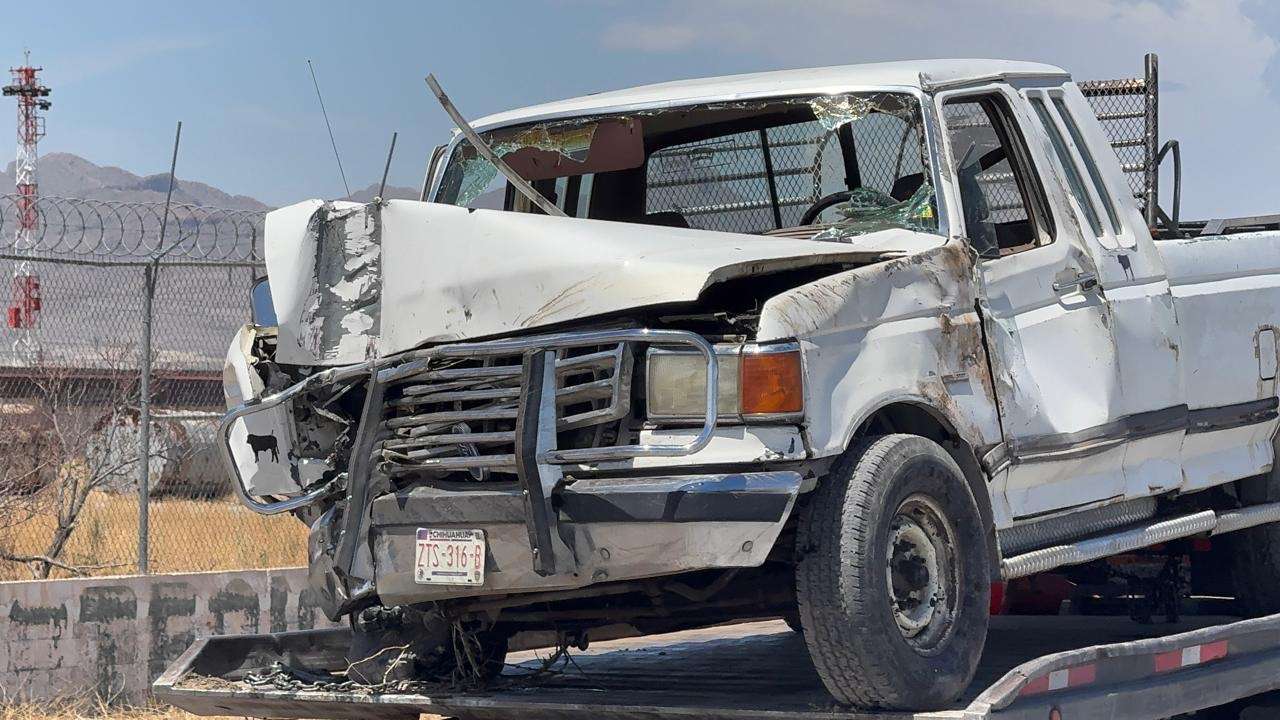 Choque y volcadura de una Ford deja poste derribado en la Panamericana