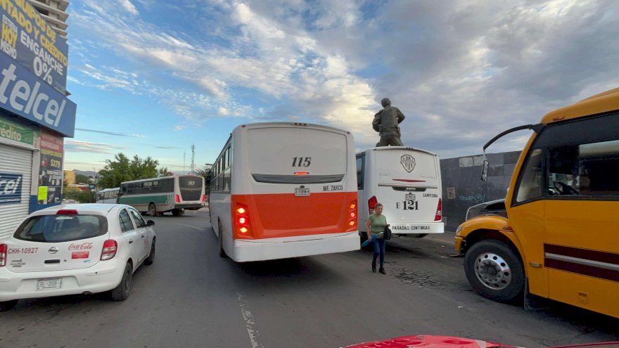 Denuncian a chofer de la ruta Zarco por subir y bajar pasaje a media calle