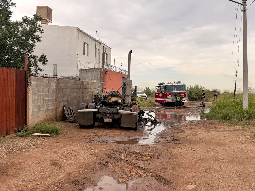 Consume incendio tractocamión en la 11 de Febrero 