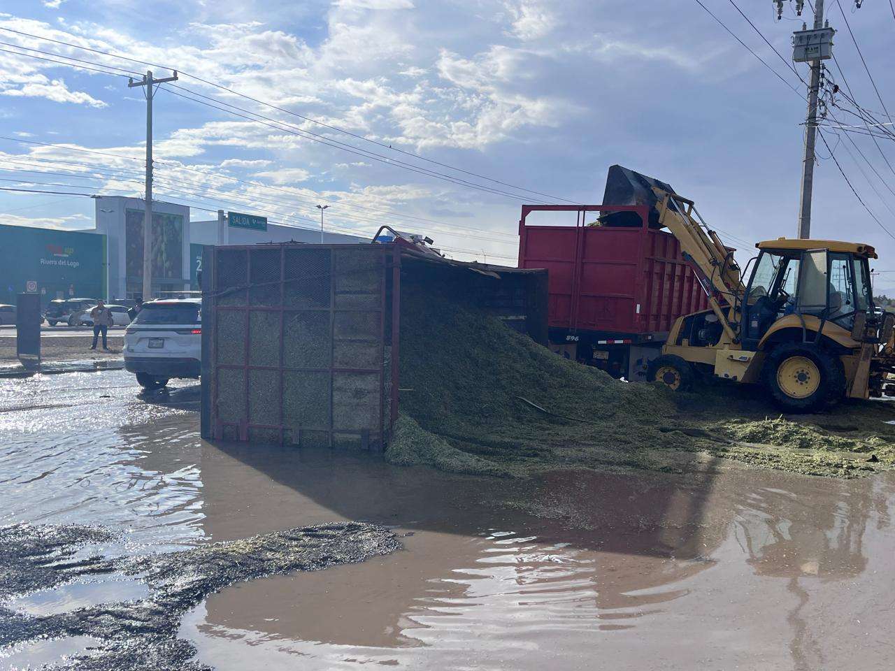 Vuelca camión tras caer en socavón en la Juárez-Porvenir
