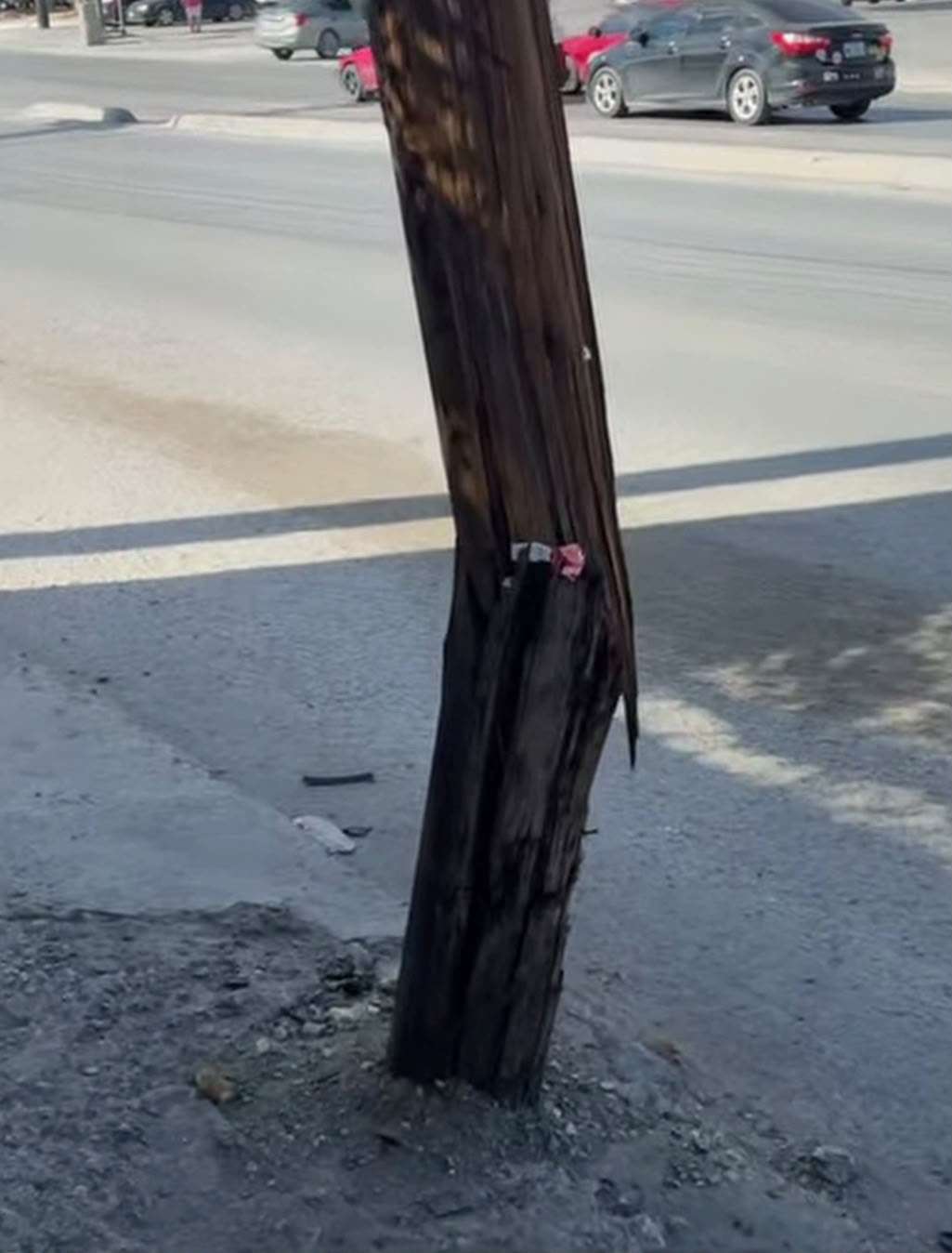 Denuncian vecinos de Los Aztecas poste a punto de caer